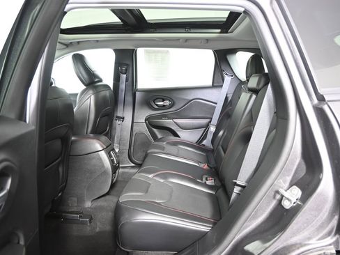 Used 2021 Jeep Cherokee Trailhawk image 18