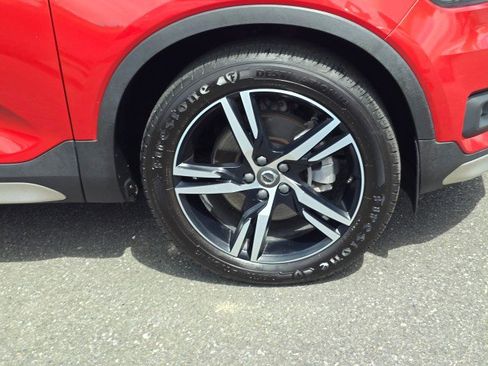 Used 2021 Volvo XC40 T5 R-Design image 2