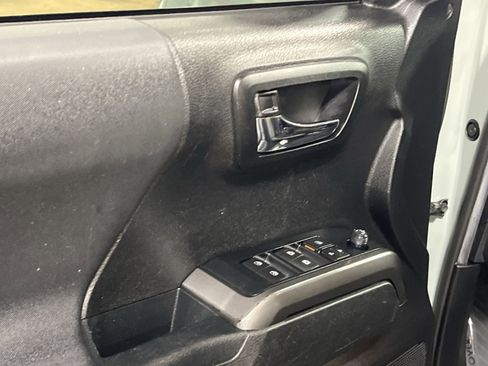 Used 2022 Toyota Tacoma TRD Sport image 15