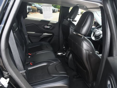 Used 2019 Jeep Cherokee Latitude Plus AWD/4WD image 17