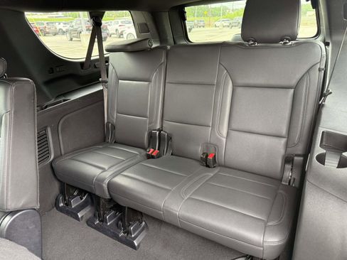 Used 2025 Chevrolet Suburban LT image 8