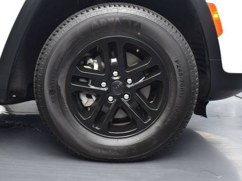 Used 2023 Jeep Grand Cherokee Laredo AWD/4WD image 22