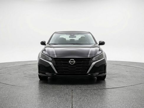 Used 2025 Nissan Altima 2.5 SV FWD image 2
