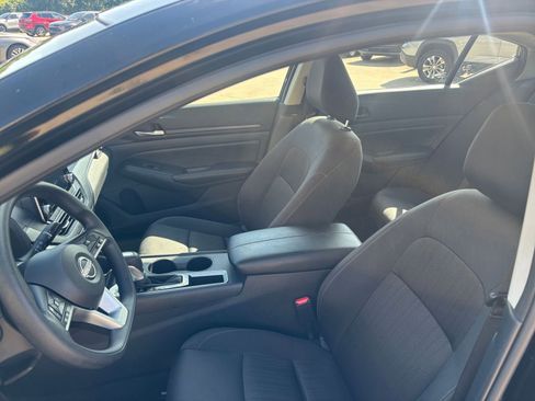 Used 2025 Nissan Altima 2.5 SV FWD image 25