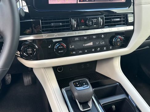 Used 2026 Nissan Pathfinder SL AWD/4WD image 21