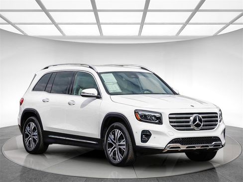 Used 2025 Mercedes-Benz GLB 250 4MATIC image 5