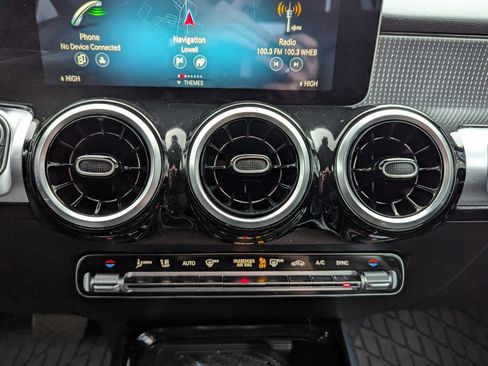 Used 2021 Mercedes-Benz GLB 250 4MATIC image 23