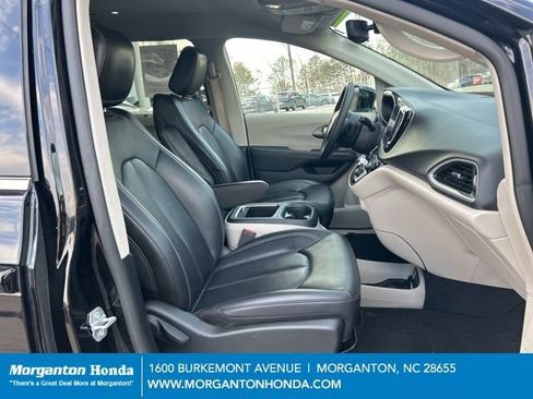 Used 2024 Chrysler Pacifica Touring-L FWD image 38