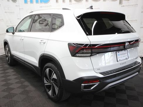 Used 2025 Volkswagen Taos SE AWD/4WD image 3