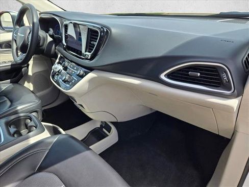 Used 2023 Chrysler Pacifica Touring-L FWD image 20