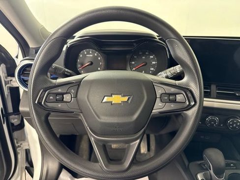 Used 2024 Chevrolet Trax LS w/ LS Convenience Package FWD image 17