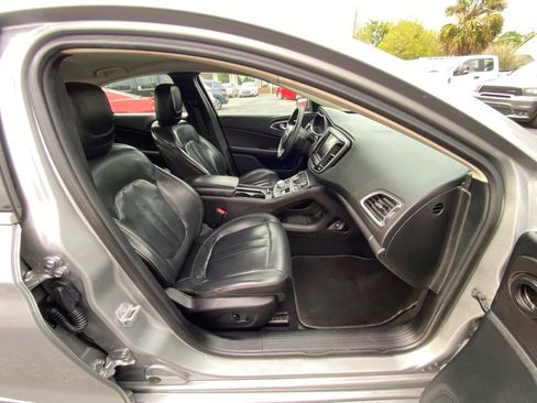 Used 2017 Chrysler 200 Limited Platinum image 28