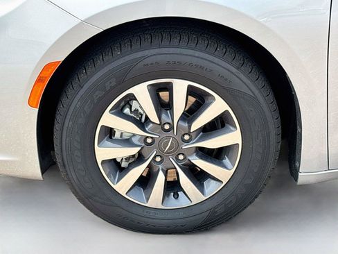 Used 2024 Chrysler Pacifica Limited FWD image 31