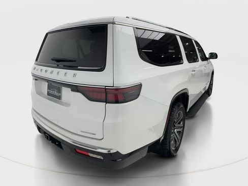Used 2024 Jeep Wagoneer L Series II RWD image 7