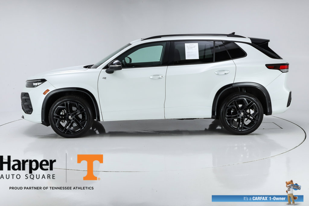Used 2025 Volkswagen Tiguan SE R-Line AWD/4WD image 2