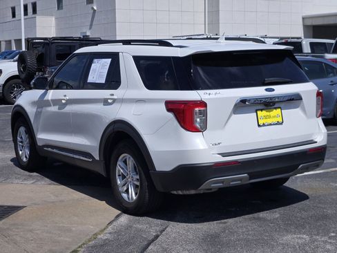 Certified 2022 Ford Explorer XLT w/ Equipment Group 202A RWD image 5