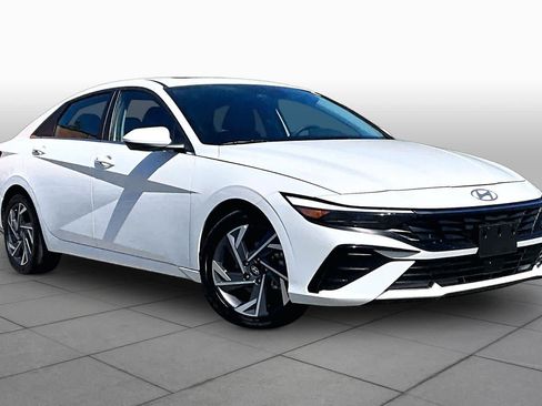 Used 2025 Hyundai Elantra SEL FWD image 3