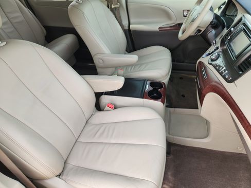 Used 2014 Toyota Sienna XLE image 15