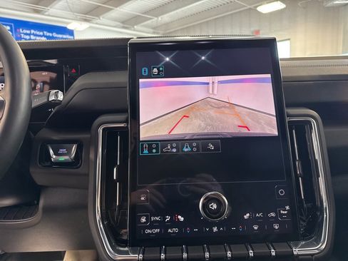 Used 2025 GMC Yukon XL Denali image 14