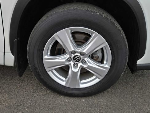 Used 2024 Toyota Highlander XLE AWD/4WD image 9