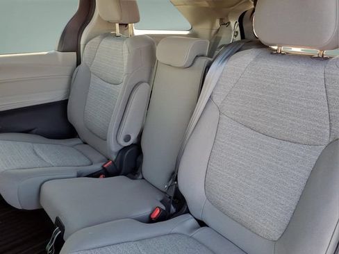 Used 2022 Toyota Sienna LE AWD/4WD image 17