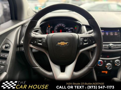 Used 2020 Chevrolet Trax LT w/ Driver Confidence Package AWD/4WD image 23
