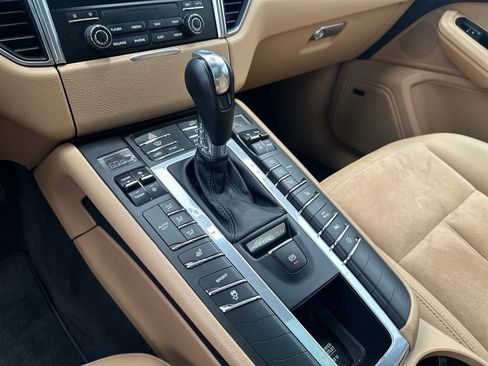Used 2018 Porsche Macan AWD/4WD image 30