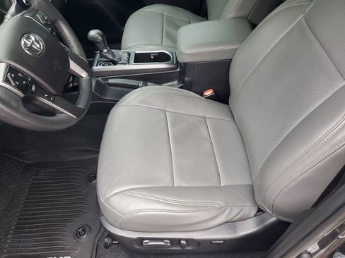 Used 2021 Toyota Tacoma TRD Sport image 17