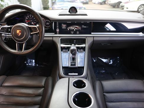 Used 2018 Porsche Panamera 4 image 25