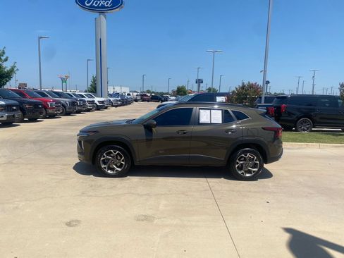 Used 2024 Chevrolet Trax LT FWD image 2