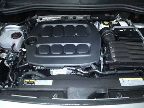 Certified 2025 Volkswagen Tiguan SE image 34