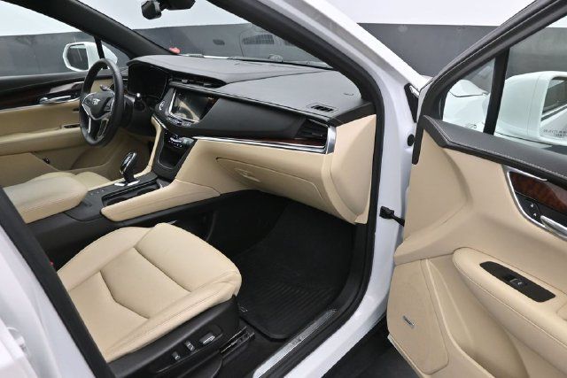Used 2017 Cadillac XT5 Luxury w/ Driver Awareness Package AWD/4WD image 9