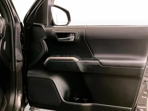 Used 2017 Toyota Tacoma TRD Sport AWD/4WD image 23