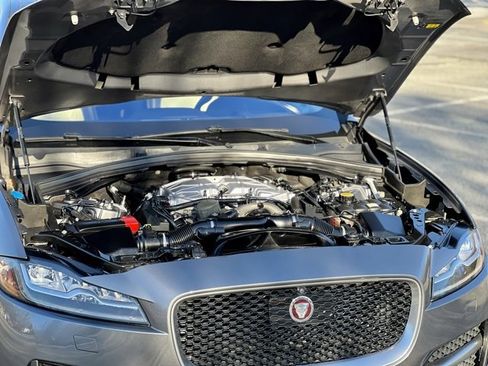Used 2017 Jaguar F-PACE R-Sport image 44