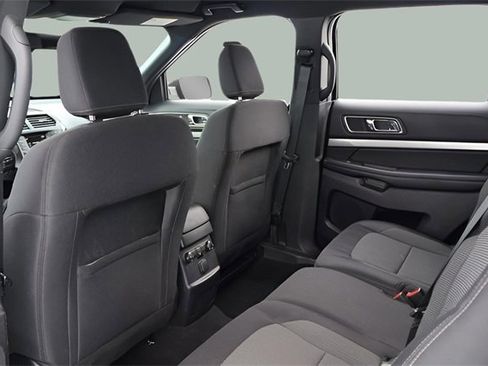 Used 2018 Ford Explorer XLT image 13