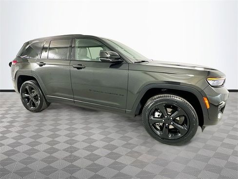 Certified 2024 Jeep Grand Cherokee Limited w/ Black Appearance Package image 8