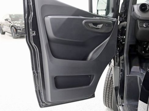 Used 2025 Mercedes-Benz Sprinter 2500 image 23