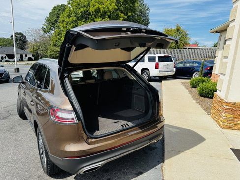 Used 2022 Lincoln Nautilus FWD w/ Premium Package image 15