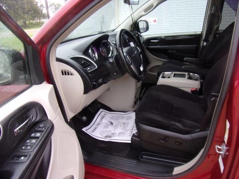 Used 2011 Chrysler Town & Country Touring FWD image 2