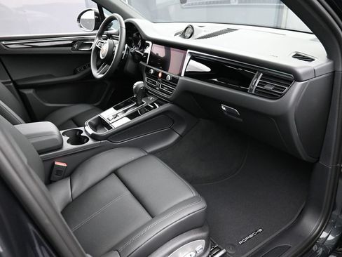 Certified 2026 Porsche Macan AWD/4WD image 32