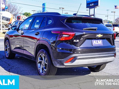 Used 2025 Chevrolet Trax LT w/ LT Convenience Package image 7