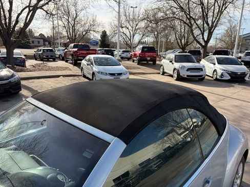 Used 2010 Volkswagen Beetle Convertible image 9