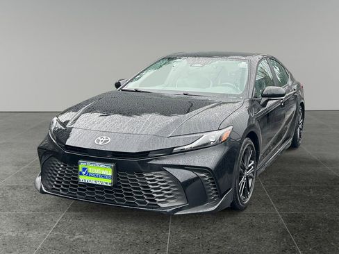 Used 2025 Toyota Camry SE image 3