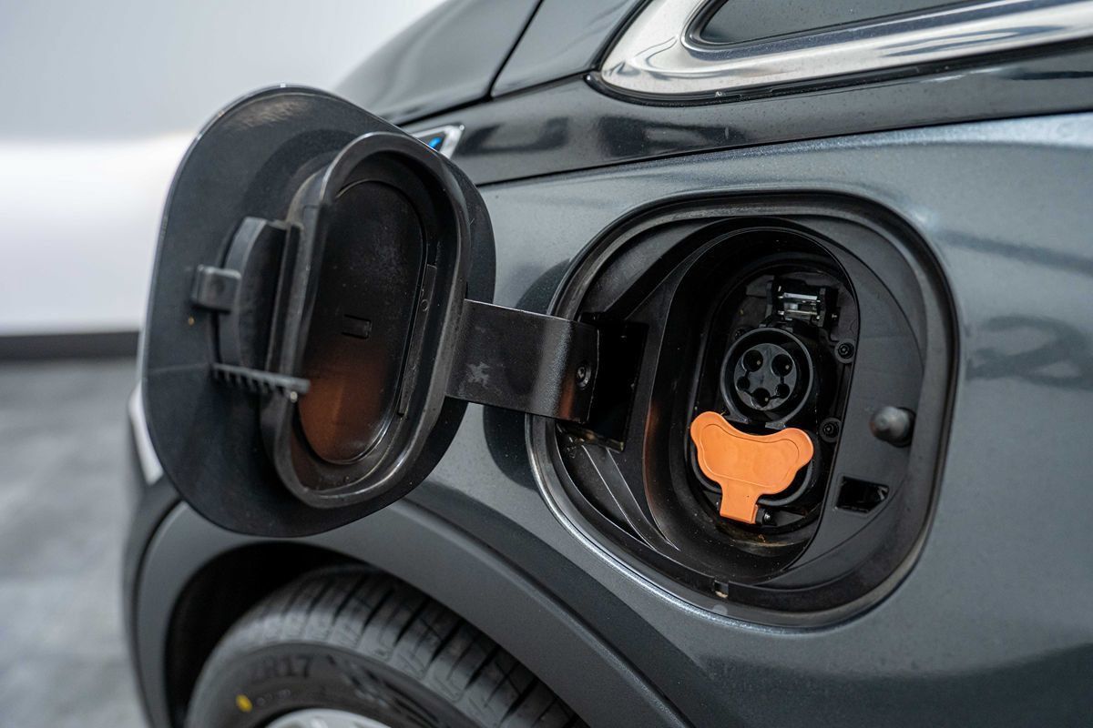 Used 2019 Chevrolet Bolt LT FWD image 5