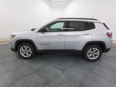 Used 2026 Jeep Compass Latitude AWD/4WD image 3