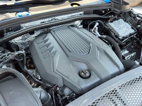 Certified 2026 Porsche Macan AWD/4WD image 38
