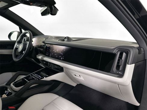 Certified 2025 Porsche Cayenne E-Hybrid AWD/4WD image 30