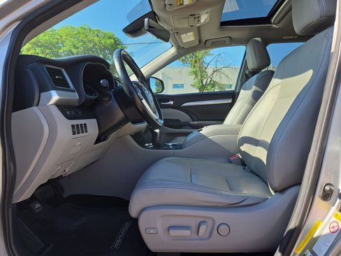 Used 2017 Toyota Highlander XLE FWD image 16