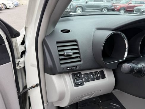 Used 2011 Toyota Highlander 4WD w/ Tech Pkg image 12