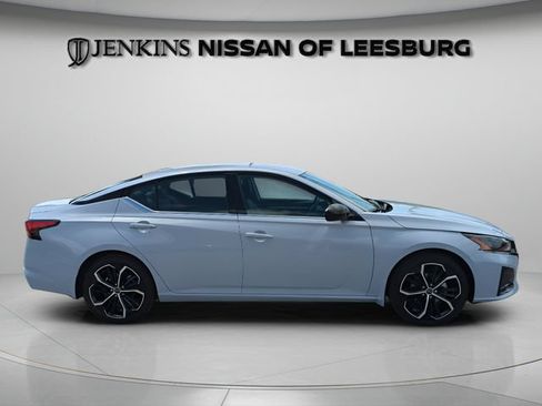 Used 2025 Nissan Altima 2.5 SR FWD image 11